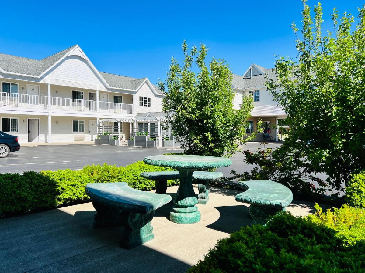 Court Plaza Inn & Suites Of Mackinaw Mackinaw City Exterior foto