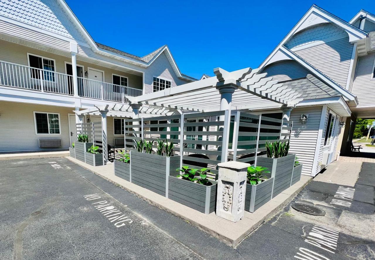 Court Plaza Inn & Suites Of Mackinaw Mackinaw City Exterior foto