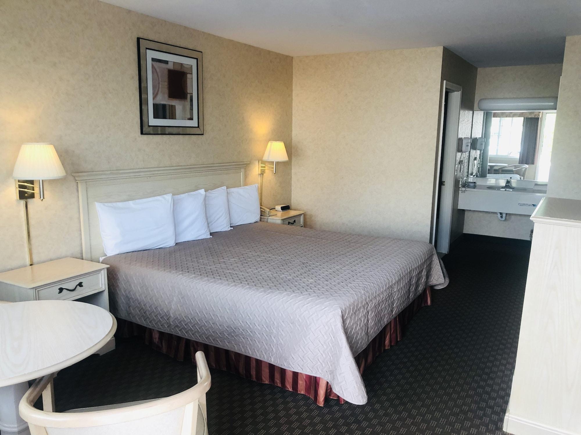 Court Plaza Inn & Suites Of Mackinaw Mackinaw City Exterior foto