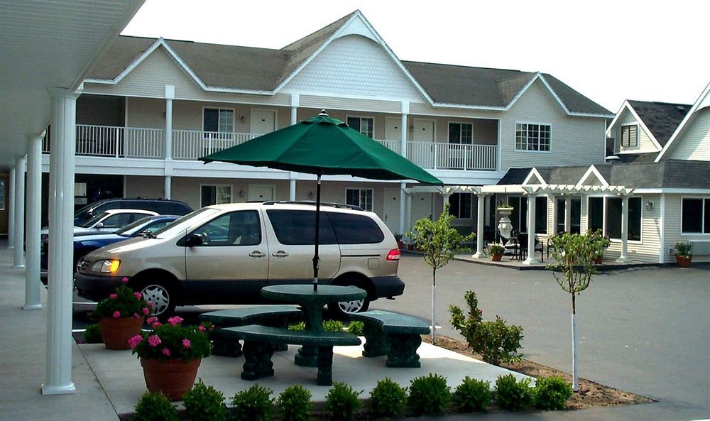 Court Plaza Inn & Suites Of Mackinaw Mackinaw City Exterior foto